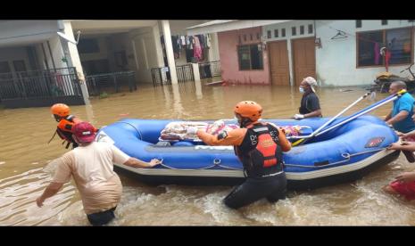 Sejumlah relawan DD, mengevakuasi  jenazah warga menuju tempat yang aman dari kepungan banjir di Cipinang Melayu, Jakarta Timur, Jumat, (19/02). 