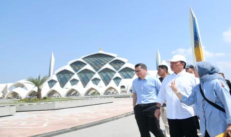 Sekretaris Daerah Provinsi Jawa Barat, yang juga Ketua Harian Dewan Eksekutif Masjid Raya Al Jabbar Herman Suryatman meninjau Masjid Raya Al Jabbar di Kota Bandung, Selasa (16/4/2024).