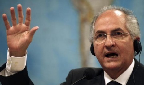 Caracas Mayor Antonio Ledezma talks during a hearing at the Brazilian Senate Foreign Relations Commission at the National Congress in Brasilia, Brazil October 27, 2009. 