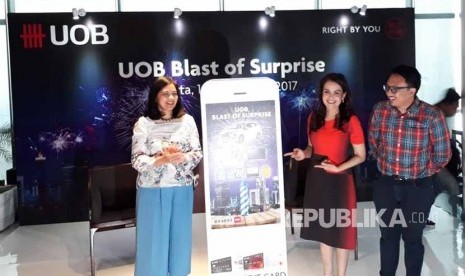 Cards & Payments Head of UOB Indonesia Dessy Masri (ke dua dari kanan) meluncurkan program UOB Blast of Surprise di Kantor UOB Indonesia, Jakarta pada Kamis (16/11).