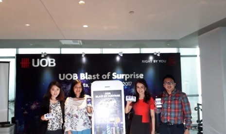 Cards & Payments Head UOB Indonesia Dessy Masri (ke dua dari kanan) meluncurkan program UOB Blast of Surprise di Kantor UOB Indonesia, Jakarta pada Kamis (16/11).