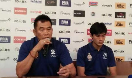 Caretaker Sriwijaya FC Subangkit (kiri) dan pemain Sriwijaya FC,  Zalnando (kanan) di Graha Persib, Bandung, Jumat (3/8). 