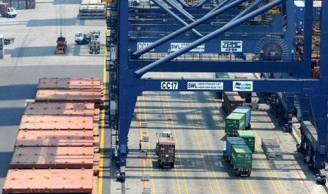 Cargo loading activities at Jakarta International Container Terminal, Pelabuhan Tanjung Priok, Jakarta (file photo)  