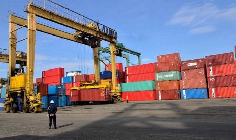 Cargo unloading activities of imported goods at Tanjung Priuk Port in Jakarta (illustration)