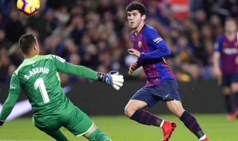 Carles Alena (kanan) saat mencetak gol perdananya untuk Barcelona ke gawang Villarreal.