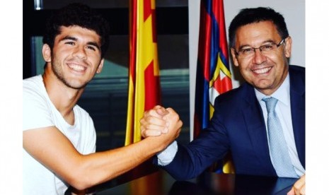 Carles Alena (kiri) saat penandatanganan kontrak bersama Presiden Josep Maria Bartomeu.