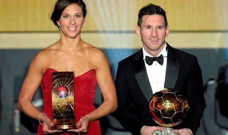 Carli Lloyd (kiri) saat menerima trofi Ballon d'Or 2015.