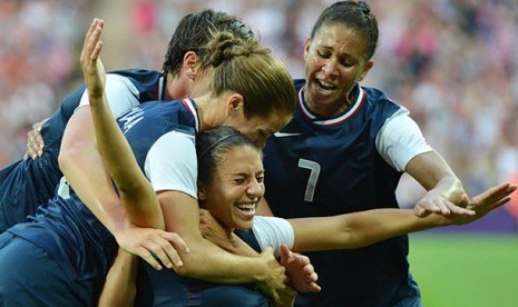 Carli Lloyd (tengah) mencetak dua gol di final sepakbola putri Olimpiade, Jumat (10/8) dinihari.