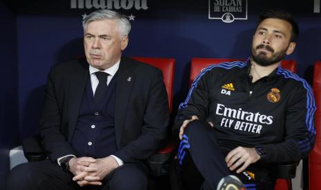 Carlo Ancelotti (kanan) bersama asisten yang juga anaknya Davide Ancelotti.