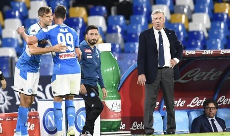 Carlo Ancelotti (kanan) dan para pemain Napoli.