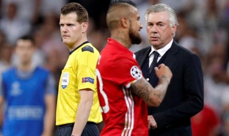 Carlo Ancelotti (kanan) melihat Arturo Vidal yang dikeluarkan wasit.