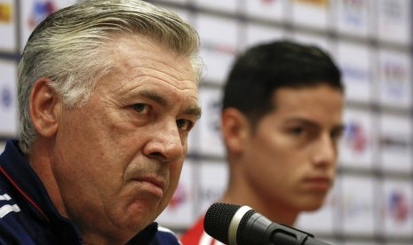 Carlo Ancelotti (kiri) dan James Rodriguez.