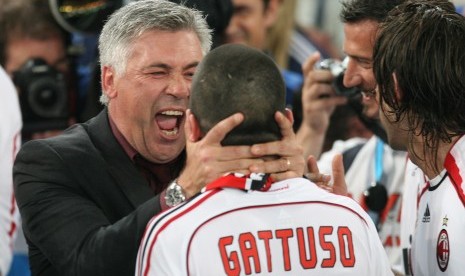 Carlo Ancelotti (kiri) ketika memberi selamat kepada Gennaro Gattuso setelah AC Milan menjadi kampiun Liga Campions UEFA di Stadion Olimpiade, Athena, Yunani, 23 Mei 2007. 