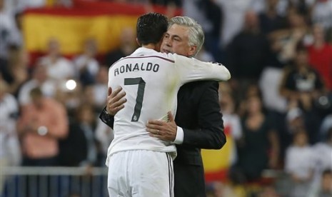 Carlo Ancelotti memeluk Cristiano Ronaldo usai Real Madrid mengalahkan Barcelona 3-1, Sabtu (25/10).