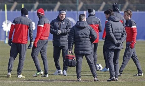 Carlo Ancelotti (tengah), pelatih Paris Saint Germain, memimpin skuatnya menggelar latihan jelang laga Liga Champions lawan Barcelona di Paris pada Senin (1/4). 