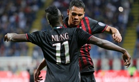 Carlos Bacca (kanan) bersama M'baye Niang.