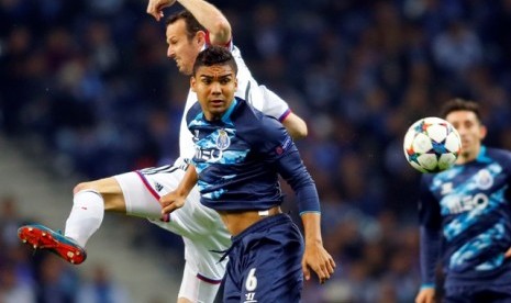 Carlos Casemiro (tengah)