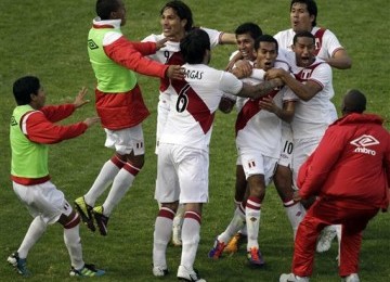 Carlos Lobaton (empat kanan), pemain timnas Peru, mendapatkan pelukan selamat dari rekannya usai menjebol jala Kolombia di laga perempat final Copa America 2011.