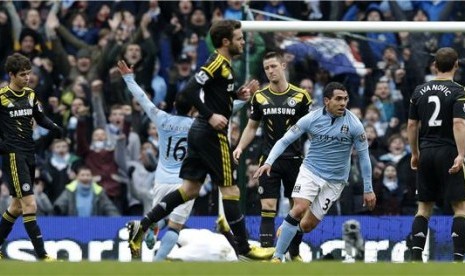 Carlos Tevez (dua kanan), striker Manchester City, meluapkan kegembiraannya usai menggetarkan gawang Chelsea di laga Liga Primer Inggris di Stadion Etihad, Manchester, Ahad (24/2). 