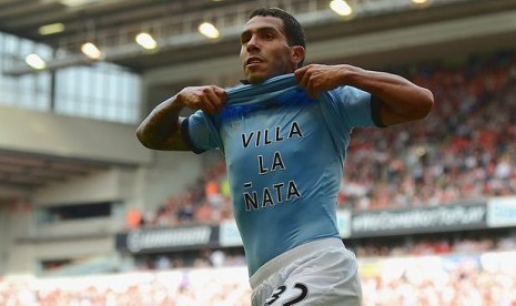 Carlos Tevez merayakan gol ke-100 saat kontra Liverpool (26/8)