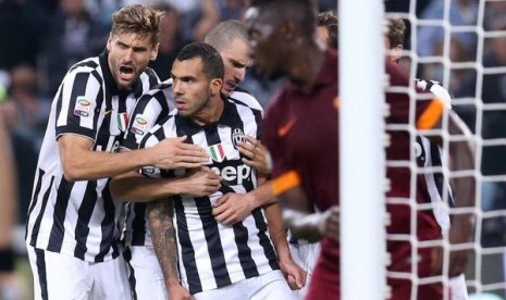 Carlos tevez merayakan gol ke gawang AS Roma.