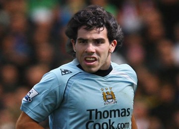 Carlos Tevez sumbang dua gol untuk City.