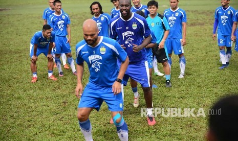 Carlton Cole (kedua dari depan) mengikuti sesi latihan di Stadion Persib, Jumat (28/4).