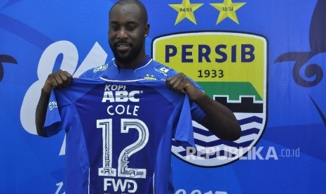 Carlton Cole memperlihatkan jersey dengan nomor punggung 12 seusai konferensi pers di Graha Persib, Jalan Sulanjana, Kota Bandung, Kamis (30/3).