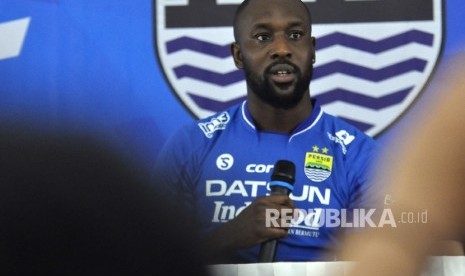  Carlton Cole menjawab pertanyaan dari wartawan saat konferensi pers di Graha Persib, Jalan Sulanjana, Kota Bandung, Kamis (30/3)