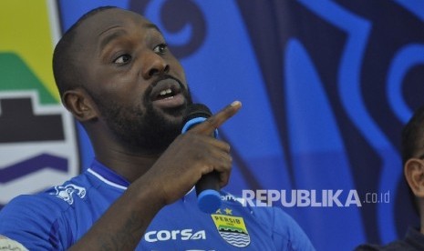 Carlton Cole menjawab pertanyaan dari wartawan saat konferensi pers di Graha Persib, Jalan Sulanjana, Kota Bandung, Kamis (30/3)