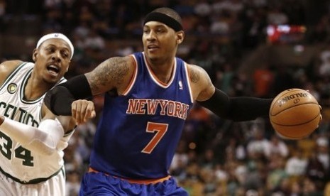 Carmelo Anthony (26 points) dari  New York Knicks menghadang pemain veteran Boston, Paul Pierce, dalam laga ke enam putaran pertama playoff di TD Garden, Boston, Sabtu (4/5/2013).