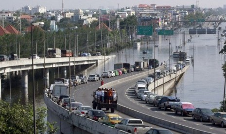 Cars are parked on an overfly on a flooded street in Bangkok, Thailand. (file photo)