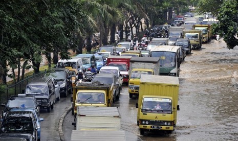 Cars are trapped by floods in Jakarta. (illustration)  