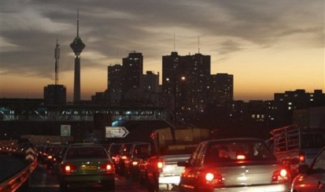 Cars drive in an evening traffic jam in Tehran, Iran. (illustration)