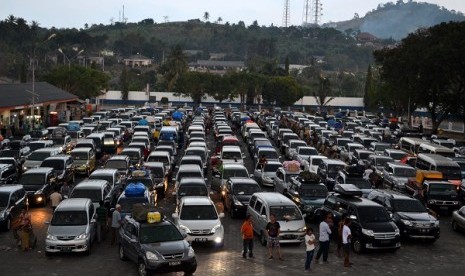 Cars queue in front of port gate in Bakauheni port, Lampung, beforeng entering ferry. (illustration)