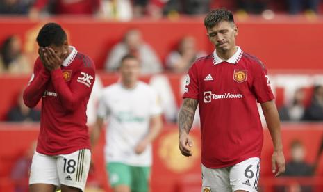 Casemiro dari Manchester United (kiri) dan Lisandro Martinez dari Manchester United bereaksi kecewa setelah pertandingan sepak bola Liga Inggris antara Manchester United dan Newcastle di stadion Old Trafford di Manchester, Inggris, Ahad, 16 Oktober 2022. 