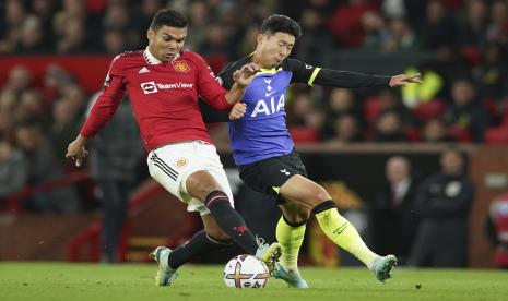 Casemiro dari Manchester United, kiri, dan Son Heung-min dari Tottenham berebut bola dalam pertandingan sepak bola Liga Inggris antara Manchester United dan Tottenham Hotspur di Old Trafford di Manchester, Inggris, Rabu, 19 Oktober 2022. 