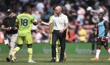 Casemiro (kiri) dan pelatih Manchester United (MU) Erik ten Hag.