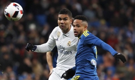 Casemiro (kiri) saat menghadapi Celta Vigo.