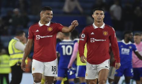 Dua pemain dengan kaki terkuat di Manchester United (MU), Casemiro (kiri) dan Cristiano Ronaldo.