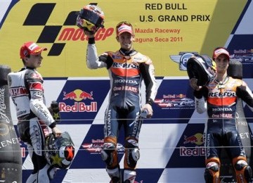 Casey Stoner (tengah) sukses menjuarai balapan Motogp seri GP Amerika.