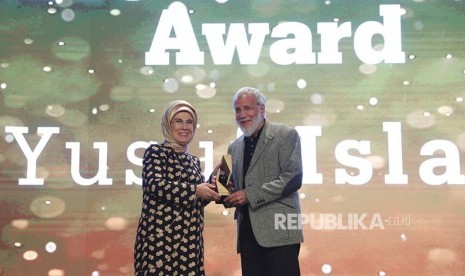 Cat Steven alias Yusuf Islam menerima penghargaan lifetime achievement award dari ibu negara Turki, Emine Erdogan, di Istanbul.