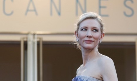 Cate Blanchett berpose saat menghadiri karpet merah pemutaran filmnya Carol di Festival Film Cannes.