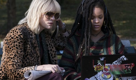 Cate Blanchett dan Rihanna di Ocean's 8.