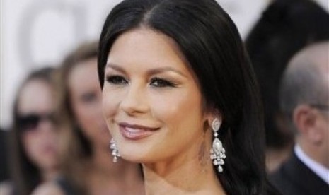 Aktris Catherine Zeta-Jones mengaku sangat ingin memerankan karakter James Bond versi perempuan.