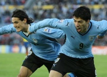 Edinson Cavani dan Luis Suarez saat membela Uruguay.