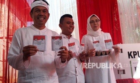 Cawagub Dedi Mulyadi didampingi isteri yang juga Cabup Purwakarta Anne Ratna Mustika, menunjukan surat suara di TPS 6, Kampung Krajan, Desa Sawahkulon, Kecamatan Pasawahan, Rabu (27/6). 