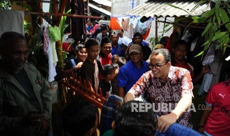 Cawagub DKI Jakarta Anies Baswedan berdialog dengan warga saat mengunjungi pemukiman padat di Tanah Merah, Plumpang, Jakarta Utara, Ahad (2/10).