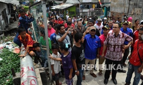 Cagub DKI Jakarta Anies Baswedan (kanan) berdialog dengan warga