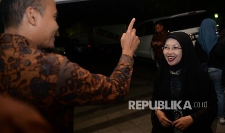 Cawagub DKI Jakarta nomer urut 1 Sylviana Murni berbincang dengan Pemred Republika Irfan Djunaedi usai silaturahim ke redaksi Republika, Jakarta, Selasa (6/12). 